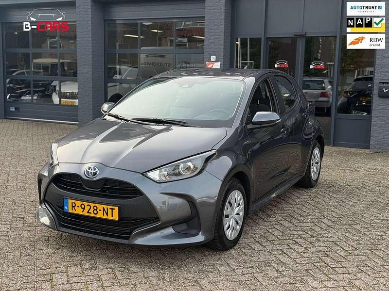 Grijs Gebruikt 2022 Toyota Yaris Hybrid Active Hatchback | € 18.999 (Goede deal) - Afbeelding 1/4