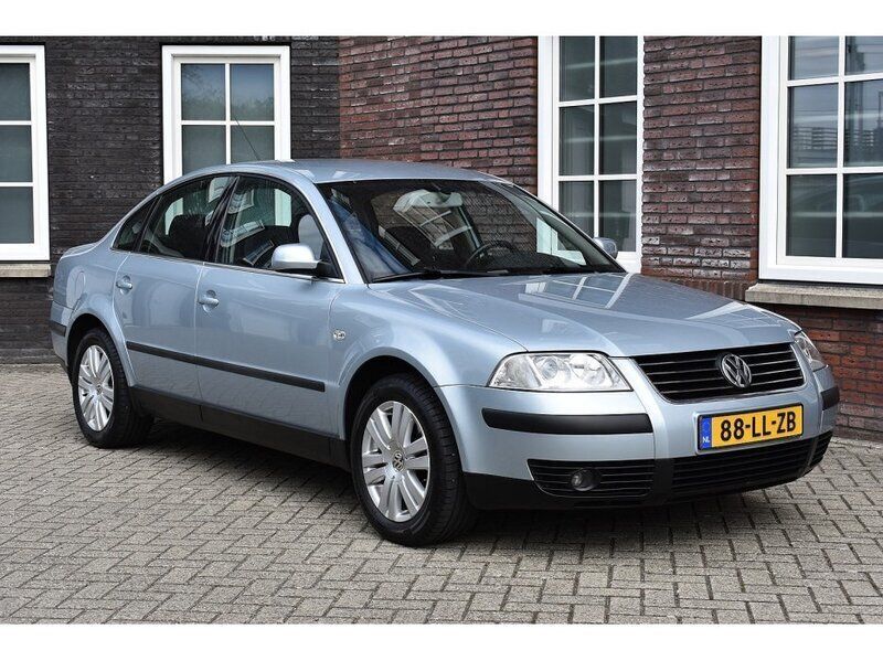 Blauw Gebruikt 2003 VW Passat Comfortline Sedan | € 9.950 - Afbeelding 1/4