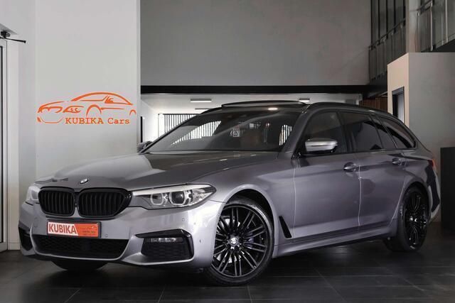 Grijs Gebruikt 2018 BMW 520 M Sport Stationwagen | € 25.999 (Eerlijke prijs) - Afbeelding 1/4