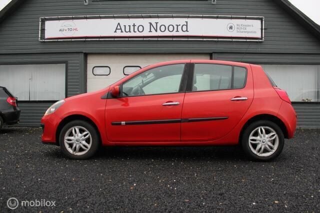 Rood Gebruikt 2005 Renault Clio II Expression Hatchback | € 999 (Goede deal) - Afbeelding 1/4