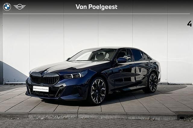 Bmw individual tansanit metallic (c3z) (blauw metallic) Gebruikt 2024 BMW 550e M Sport Sedan | € 84.900 (Eerlijke prijs) - Afbeelding 1/4