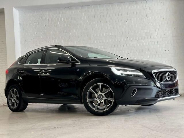 Zwart Gebruikt 2017 Volvo V40 CC Stationwagen | € 12.900 - Afbeelding 1/4