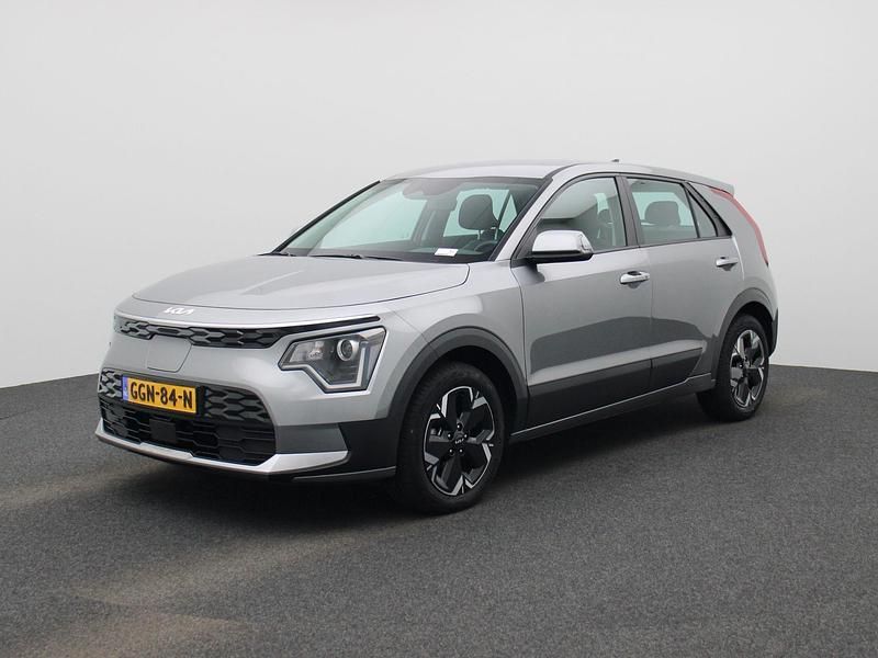 Grijs Gebruikt 2024 Kia e-Niro Light SUV | € 30.940 (Super prijs) - Afbeelding 1/4