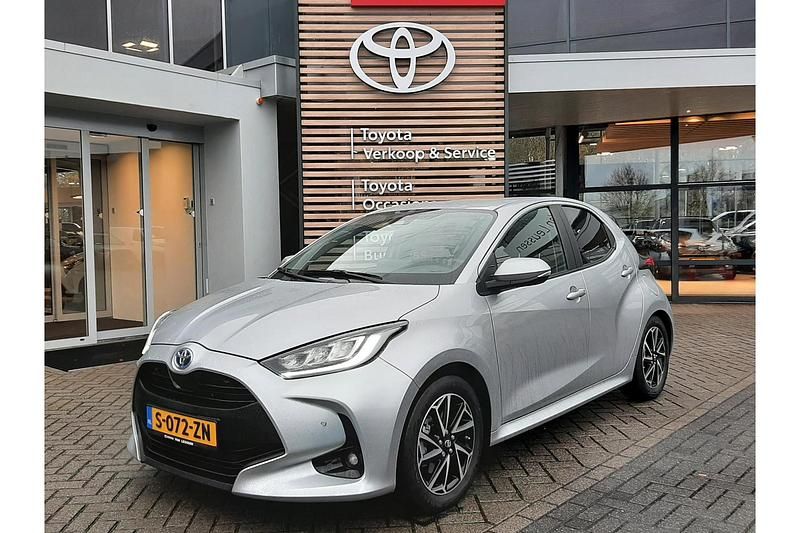 Grijs Gebruikt 2023 Toyota Yaris Hybrid Style Hatchback | € 21.589 (Eerlijke prijs) - Afbeelding 1/1