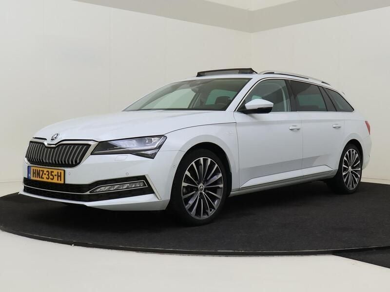 Wit Gebruikt 2022 Skoda Superb LAURIN & KLEMENT Stationwagen | € 34.425 (Duur) - Afbeelding 1/3