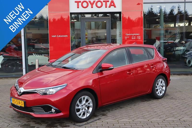 Rood Gebruikt 2016 Toyota Auris Limited Hatchback | € 11.400 (Goede deal) - Afbeelding 1/4
