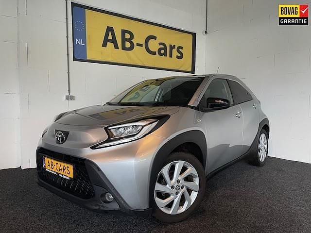 Zilver, metallic lak Gebruikt 2023 Toyota Aygo Hatchback | € 16.895 (Goede deal) - Afbeelding 1/4