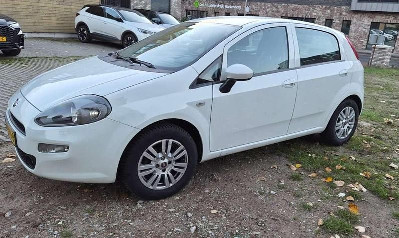 Wit Gebruikt 2017 Fiat Punto Lounge Hatchback | € 7.400 (Eerlijke prijs) - Afbeelding 1/4