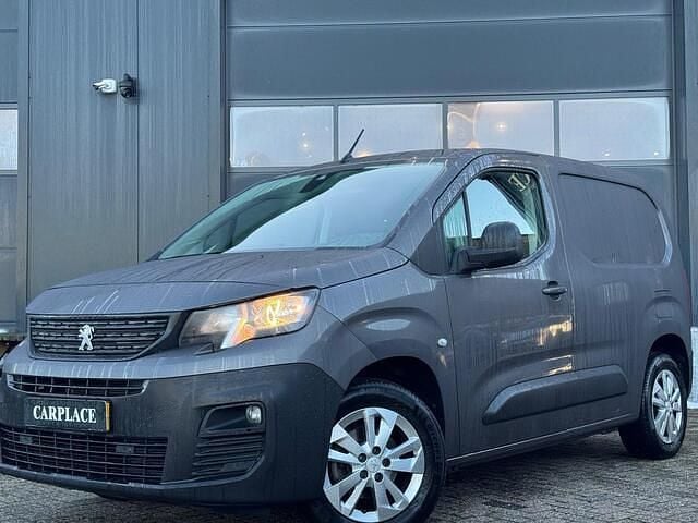 Grijs Occasion 2021 Peugeot Partner Premium MPV | € 14.950 (Eerlijke prijs) - Afbeelding 1/4