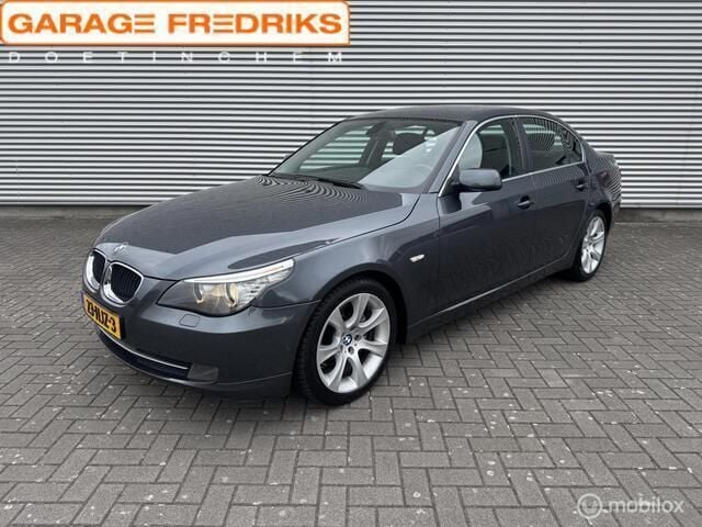 Grijs Gebruikt 2009 BMW 520 Executive Sedan | € 6.435 (Eerlijke prijs) - Afbeelding 1/4