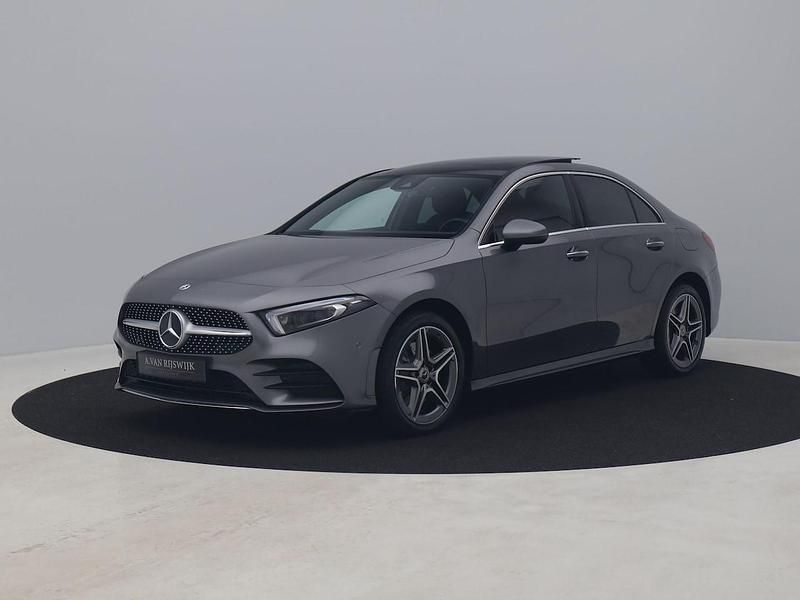 Grijs Gebruikt 2022 Mercedes A250 AMG line Sedan | € 33.700 (Eerlijke prijs) - Afbeelding 1/4
