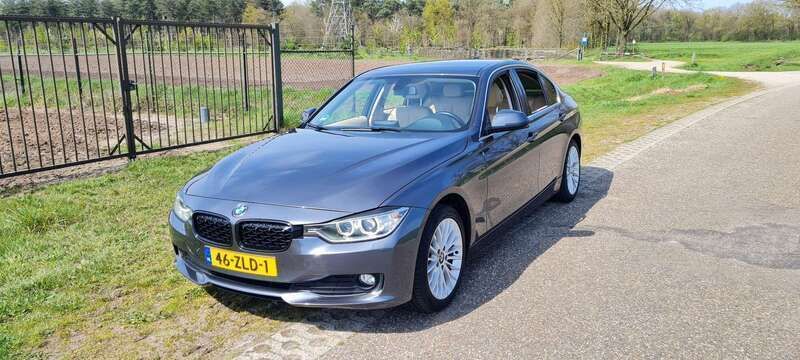 Grijs Gebruikt 2013 BMW 320 Sedan | € 11.000 (Eerlijke prijs) - Afbeelding 1/4