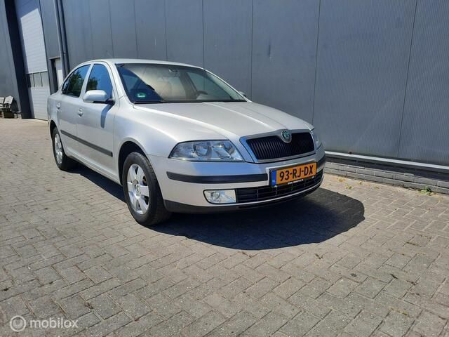 Grijs Gebruikt 2005 Skoda Octavia Elegance Hatchback | € 4.250 (Duur) - Afbeelding 1/4