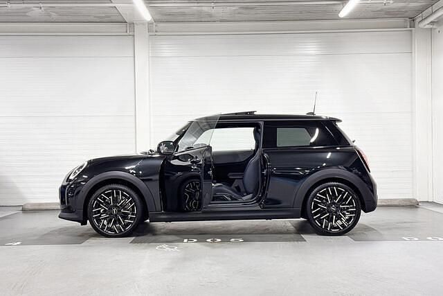 Nieuw Mini Cooper Favoured 156 PK (114 kW) 2025 Midnight black ii (c4r) (donker zwart) Hatchback