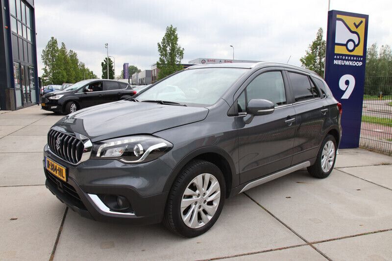 Grijs Gebruikt 2020 Suzuki SX4 S-Cross SUV | € 21.448 (Eerlijke prijs) - Afbeelding 1/4