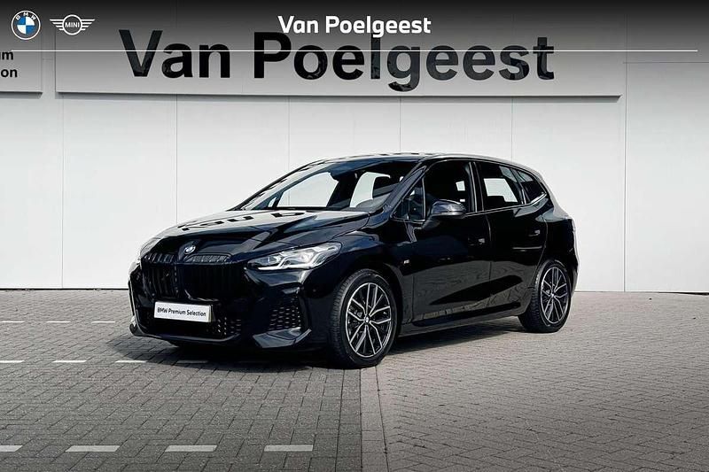 Zwart, metallic lak Gebruikt 2023 BMW 220 Active Tourer M Sport MPV | € 38.900 - Afbeelding 1/4