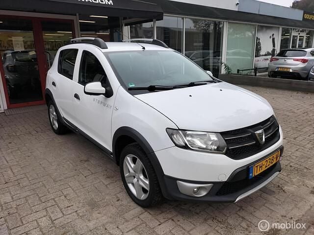 Wit Gebruikt 2014 Dacia Sandero Lauréate Hatchback | € 5.850 (Goede deal) - Afbeelding 1/4