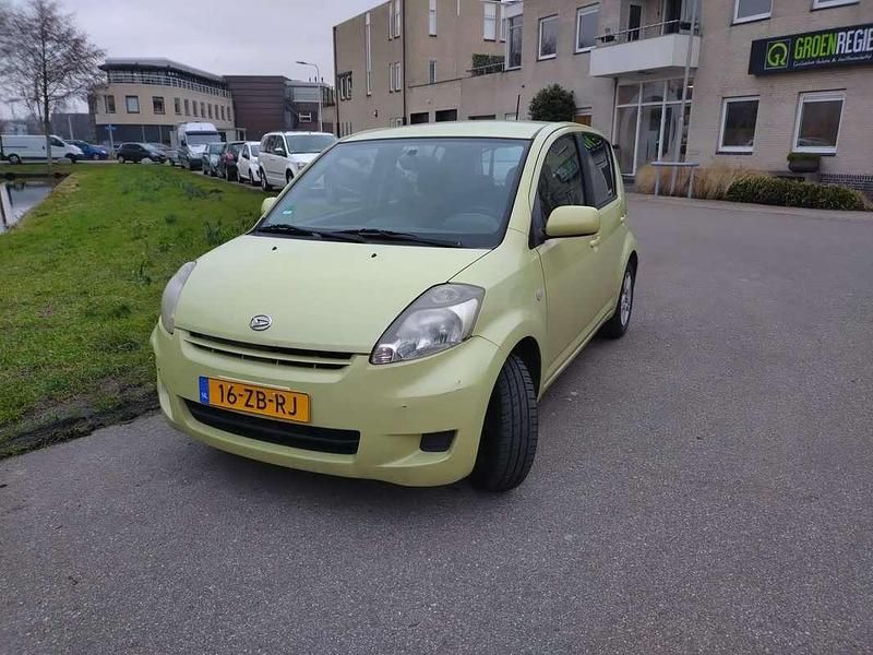 Occasion Daihatsu Sirion 91 PK (66 kW) 2007 Geel Hatchback