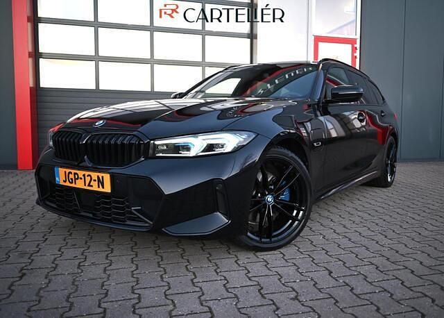 Zwart Occasion 2022 BMW 330 M Sport Stationwagen | € 34.800 (Goede deal) - Afbeelding 1/4