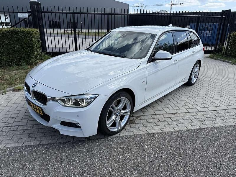Wit Gebruikt 2017 BMW 325 M Sport Stationwagen | € 16.450 - Afbeelding 1/4