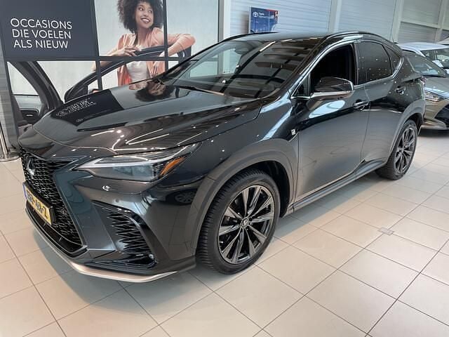 Zwart, metallic lak Gebruikt 2022 Lexus NX450h+ Sport Line SUV | € 57.950 (Eerlijke prijs) - Afbeelding 1/4