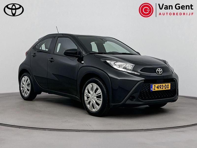 Zwart Gebruikt 2024 Toyota Aygo Play Hatchback | € 19.999 (Eerlijke prijs) - Afbeelding 1/4