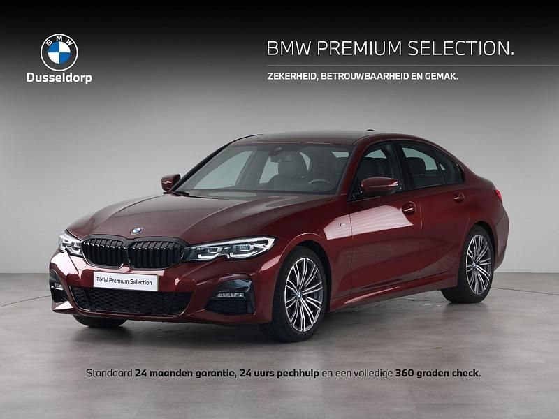 Rood, metallic lak Gebruikt 2021 BMW 320 Executive Sedan | € 34.450 (Eerlijke prijs) - Afbeelding 1/4