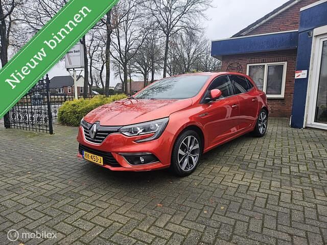 Rood Occasion 2016 Renault Mégane IV Bose Edition Hatchback | € 11.399 (Eerlijke prijs) - Afbeelding 1/4