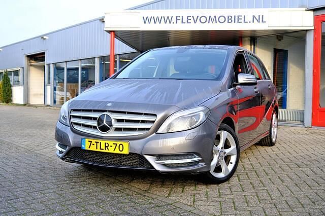 Grijs Gebruikt 2014 Mercedes B180 Ambition MPV | € 11.950 (Eerlijke prijs) - Afbeelding 1/4