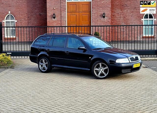 Zwart Occasion 2004 Skoda Octavia Stationwagen | € 2.999 (Eerlijke prijs) - Afbeelding 1/4