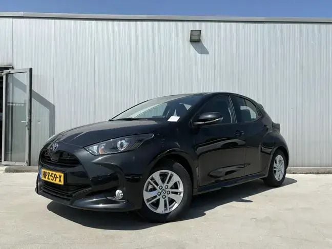 Zwart Nieuw 2025 Toyota Yaris Hybrid Active Hatchback | € 25.999 (Eerlijke prijs) - Afbeelding 1/4