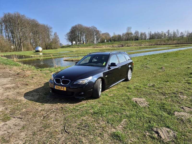 Zwart Gebruikt 2010 BMW 520 Stationwagen | € 6.500 (Goede deal) - Afbeelding 1/4