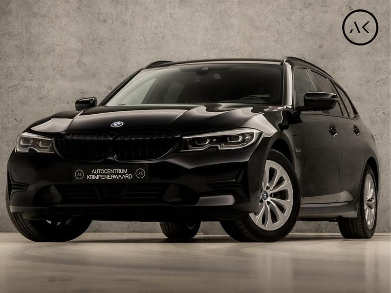 Zwart Gebruikt 2022 BMW 320e Sport Line Stationwagen | € 28.445 (Eerlijke prijs) - Afbeelding 1/4