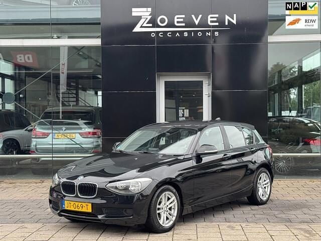 Zwart Gebruikt 2013 BMW 114 Sport Line Hatchback | € 5.995 (Goede deal) - Afbeelding 1/4