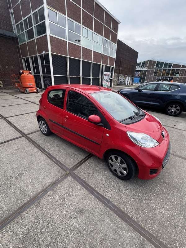 Rood Gebruikt 2009 Peugeot 107 Hatchback | € 1.600 (Super prijs) - Afbeelding 1/4
