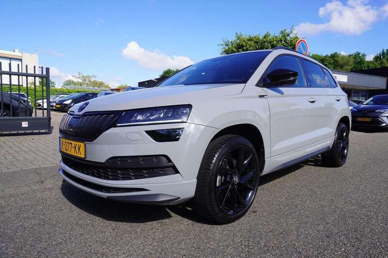 Grijs Gebruikt 2021 Skoda Karoq SportLine SUV | € 29.945 (Eerlijke prijs) - Afbeelding 1/4