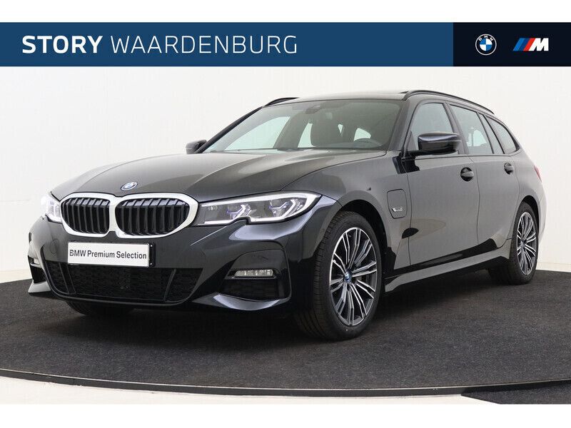 Zwart Gebruikt 2022 BMW 330e Executive Stationwagen | € 39.950 (Eerlijke prijs) - Afbeelding 1/4