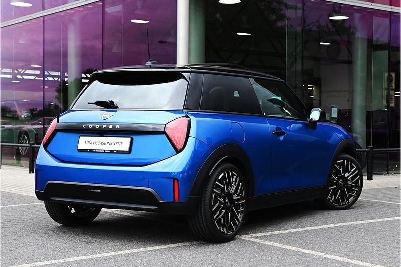 Occasion Mini Cooper Favoured 156 PK (114 kW) 2025 Blauw Hatchback