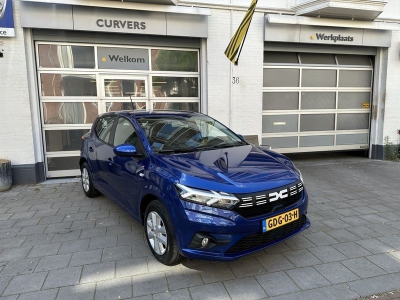 Blauw, metallic lak Gebruikt 2023 Dacia Sandero Expression Hatchback | € 17.950 (Eerlijke prijs) - Afbeelding 1/4