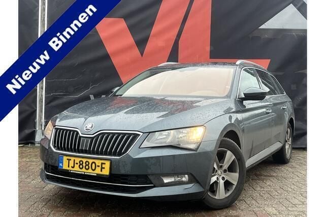 Grijs Gebruikt 2017 Skoda Superb Ambition Stationwagen | € 12.948 (Goede deal) - Afbeelding 1/4