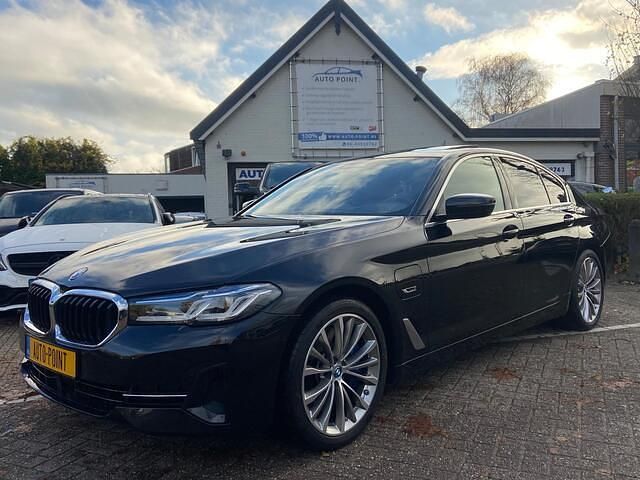 Zwart Occasion 2023 BMW 545e Luxury Line Sedan | € 48.899 (Goede deal) - Afbeelding 1/4