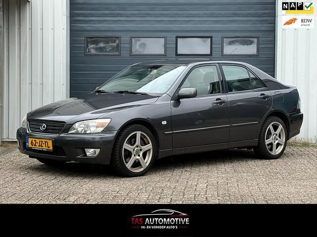 Grijs Gebruikt 2002 Lexus IS200 Sedan | € 3.750 (Eerlijke prijs) - Afbeelding 1/4