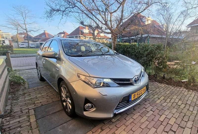 Grijs Occasion 2013 Toyota Auris Touring Sports Executive Stationwagen | € 11.950 (Eerlijke prijs) - Afbeelding 1/4