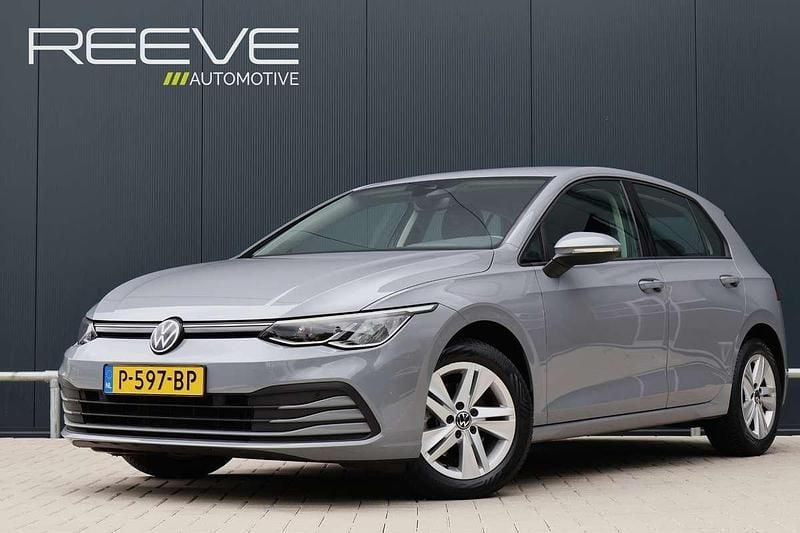 Grijs Gebruikt 2022 VW Golf VIII Life Hatchback | € 21.950 (Goede deal) - Afbeelding 1/4