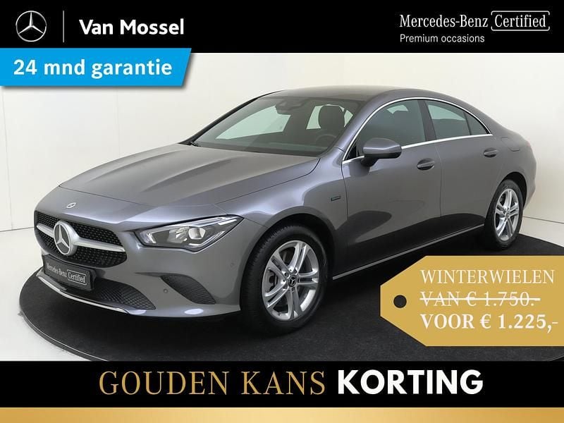 Grijs Gebruikt 2021 Mercedes CLA250e Sedan | € 30.945 (Super prijs) - Afbeelding 1/4