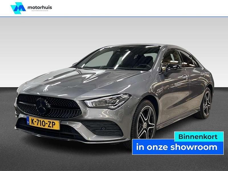 Grijs Gebruikt 2021 Mercedes CLA250e Business Sedan | € 32.445 (Eerlijke prijs) - Afbeelding 1/4