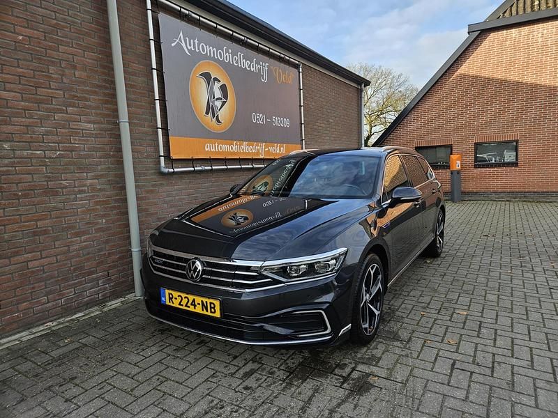 Grijs (metallic) Gebruikt 2022 VW Passat Business Stationwagen | € 18.995 (Goede deal) - Afbeelding 1/4
