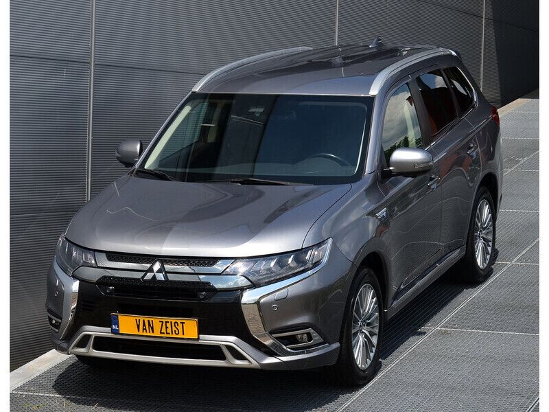 Grijs, metallic lak Gebruikt 2020 Mitsubishi Outlander Intense+ SUV | € 26.950 (Eerlijke prijs) - Afbeelding 1/3