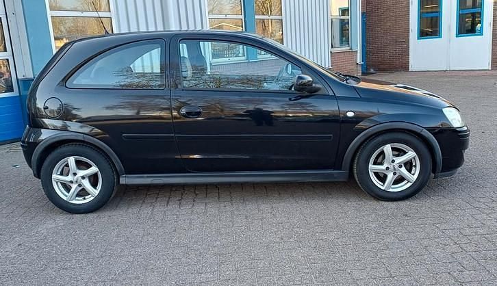 Occasion Opel Corsa Essentia 60 PK (44 kW) 2005 Zwart (metallic) Hatchback