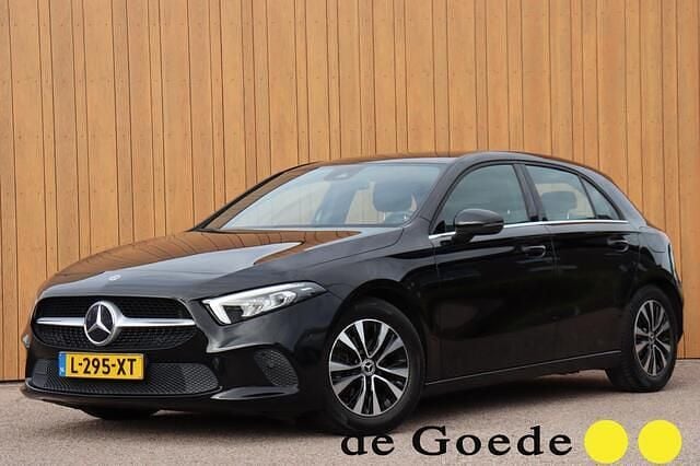 Zwart Gebruikt 2021 Mercedes A180 Business Hatchback | € 26.940 (Goede deal) - Afbeelding 1/4